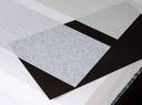 Zubehör: Ein beigelegter schwarzer Unterlegkarton hebt Wasserzeichen und Papierstruktur hervor
