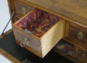 Mehrfarbiges geädertes Kleisterpapier (links Rekonstruktion, rechts Vorlage) für einen Schreibtisch aus dem späten 18. Jahrhundert mit Ergänzungen aus dem 19. Jahrhundert. Restauriert und fotografiert von Martin Leßner (siehe http://lessner-restaurator.de)